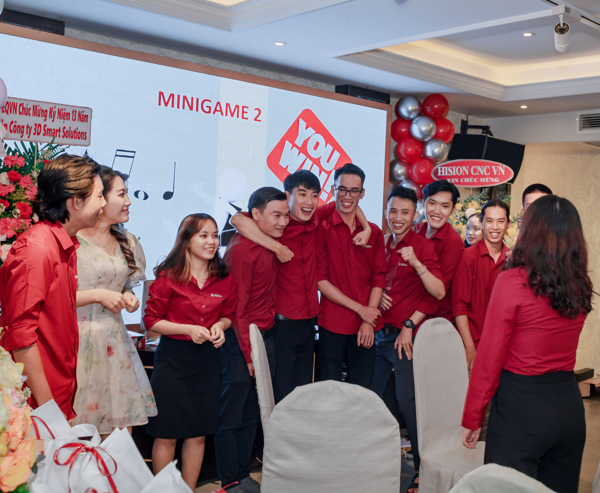 Các nhân viên 3DS hào hứng chơi minigame