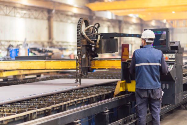 Kỹ thuật viên đang vận hành máy gia công CNC