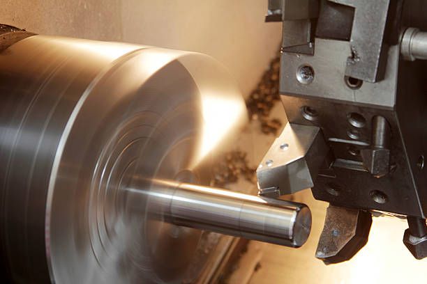 Máy cắt CNC vận hành gia công sản phẩm