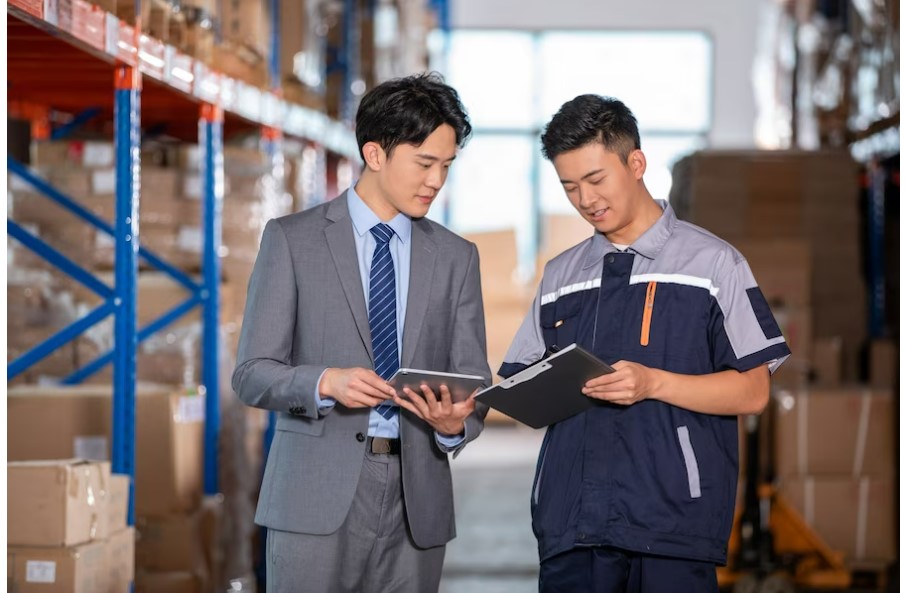 Hình ảnh sếp và nhân viên đang thảo luận công việc