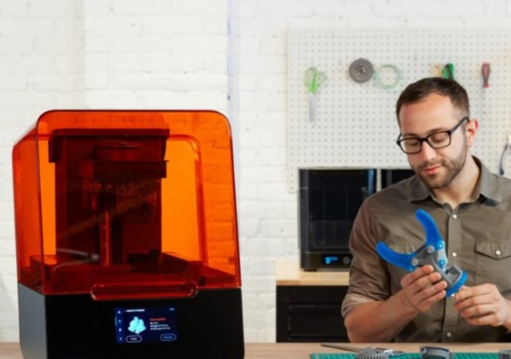 Hình ảnh người đàn ông đang ứng dụng công nghệ in 3 d