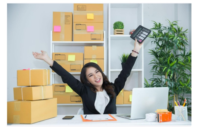 Hình ảnh kế toán cảm thấy vui vẻ khi ứng dụng phần mềm vào quản lý hàng tồn kho giúp giảm thiểu sai xót một cách hiệu quả