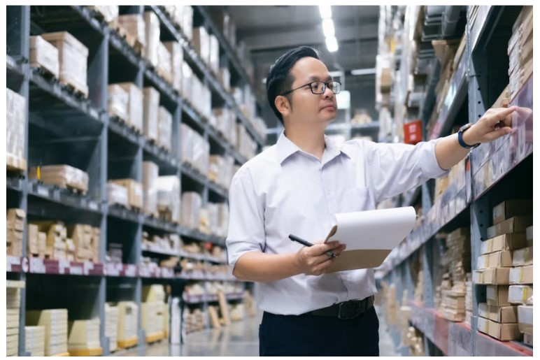 Hình ảnh người đàn ông đang thực hiện việc quản lý theo quy trình của doanh nghiệp