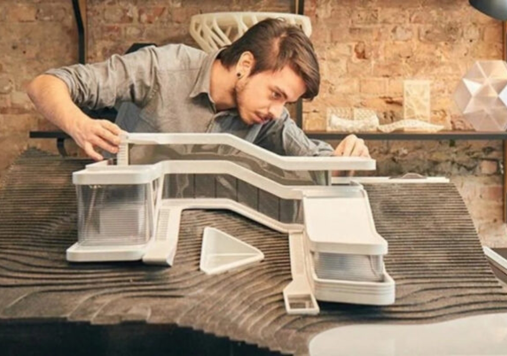 Hình ảnh về người đàn ông đang ứng dụng công nghệ in 3D trong ngành xây dựng