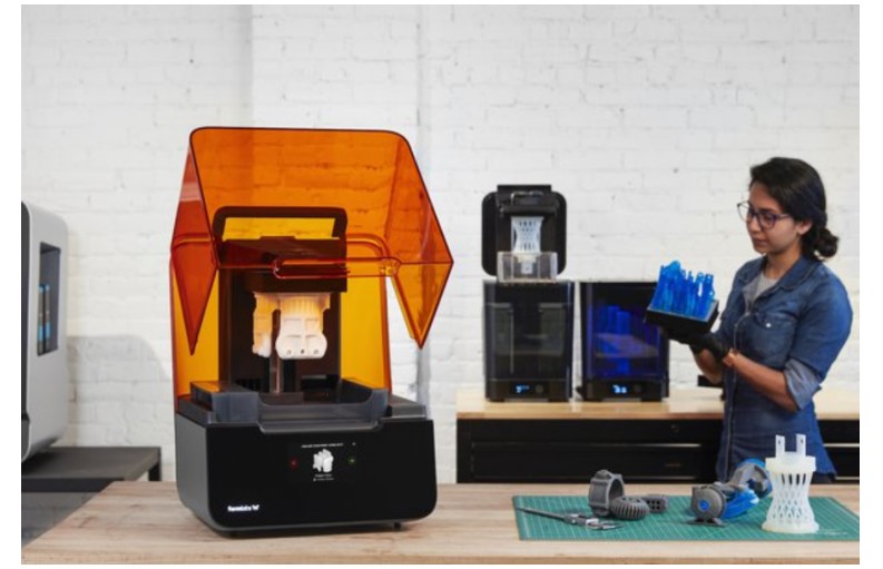 Hình ảnh nhân viên công ty 3dS đang ứng dụng công nghệ in 3d trong quản lý vòng đời sản phẩm và mang lại hiệu quả tối ưu