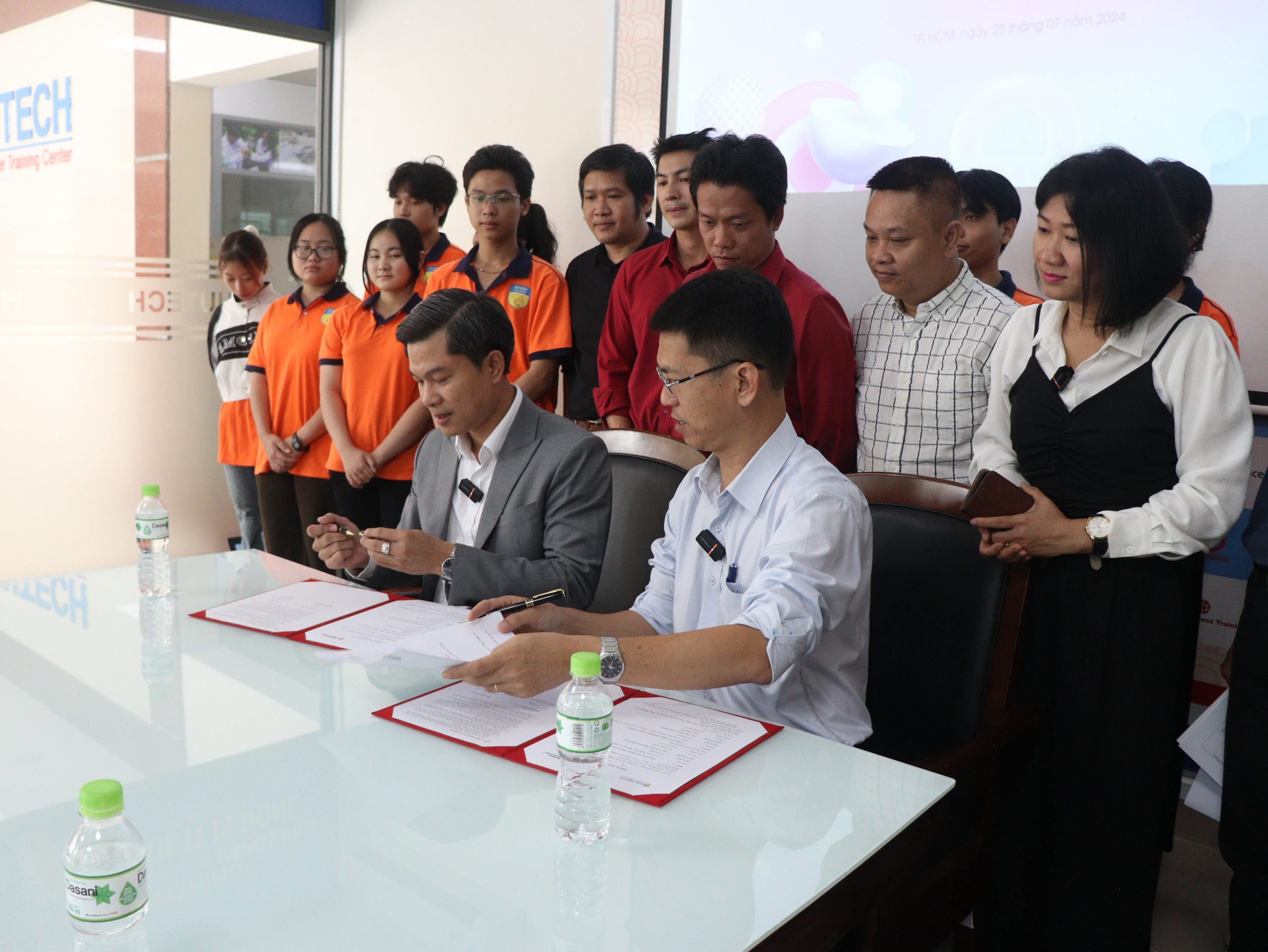 Ký kết biên bản ghi nhớ (MOU)