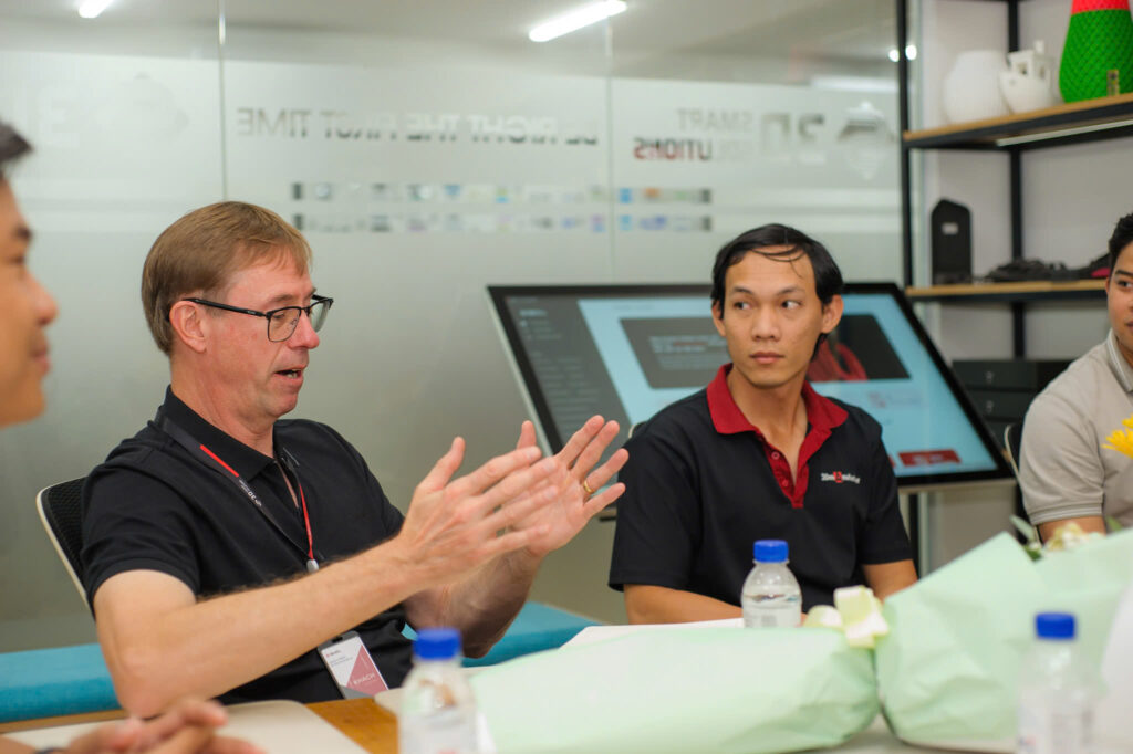 Mr. Gene D. Welti - Director of Sales, Asia Pacific trong một cuộc họp bàn giao nhiệm vụ hỗ trợ khách hàng Mastercam tại Việt Nam cho 3D Smart Solutions