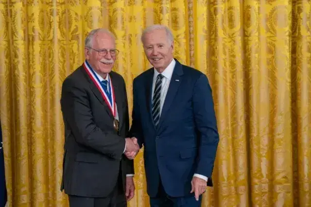 Chuck Hull cùng Cựu Tổng thống, Joe Biden.
