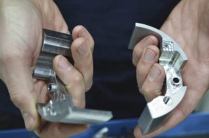 Admir Filipovic giới thiệu một số bộ phận do Tremeco sản xuất