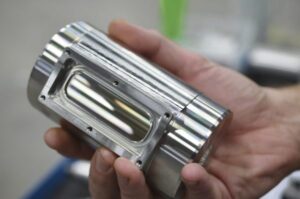 Admir Filipovic giới thiệu một số bộ phận do Tremeco sản xuất