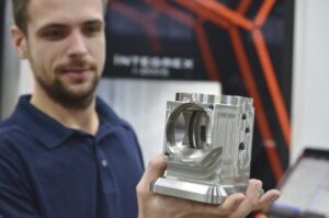 Admir Filipovic giới thiệu một số bộ phận do Tremeco sản xuất