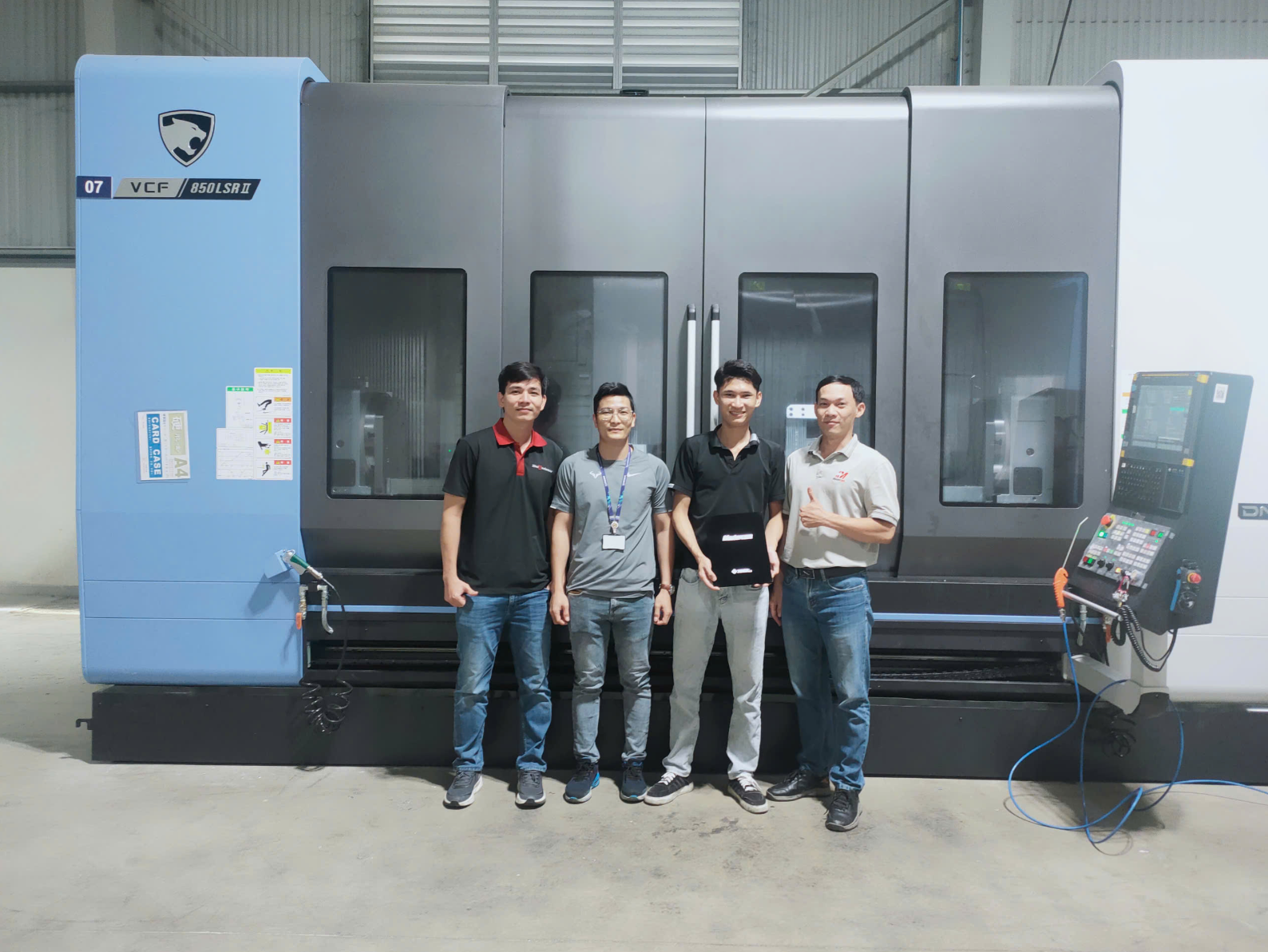 Đội ngũ kỹ sư tại Công ty TNHH Seojin Auto bên dòng máy gia công CNC 5 trục Mazak hiện đại