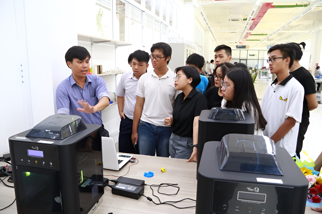 Giảng viên hướng dẫn sinh viên vận hành máy in 3D tại EIU FabLab