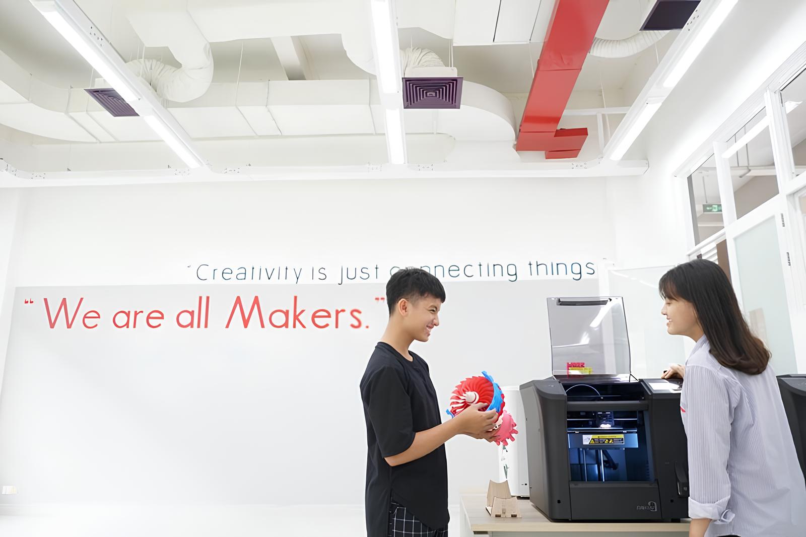 Sinh viên chia sẻ và kiểm tra sản phẩm hoàn thiện từ công nghệ in 3D tại phòng thí nghiệm chế tác EIU FabLab.